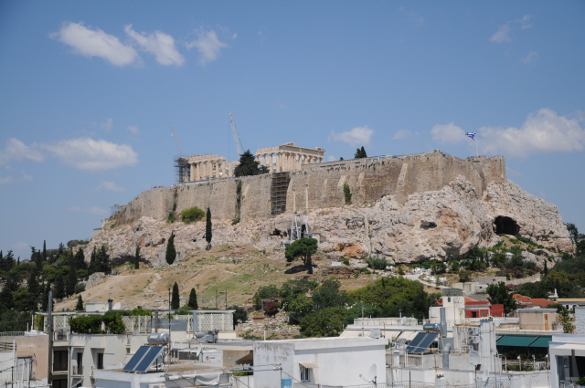 그리스 아테네에 있는 아크로폴리스의 모습. 기원전 510년 아테네 시민들은 아크로폴리스에서 농성을 하던 참주 히피아스를 스파르타의 도움을 받아 몰아냈다.