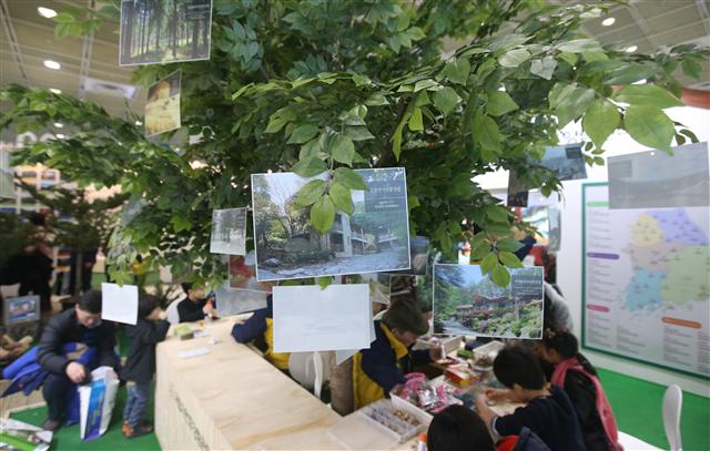 13일 서울 강남구 삼성동 코엑스에서 계속된 ‘2016 내나라 여행박람회’ 국립자연휴양림관리소 부스에서 관람객들이 숲체험을 하고 있다. 연합뉴스
