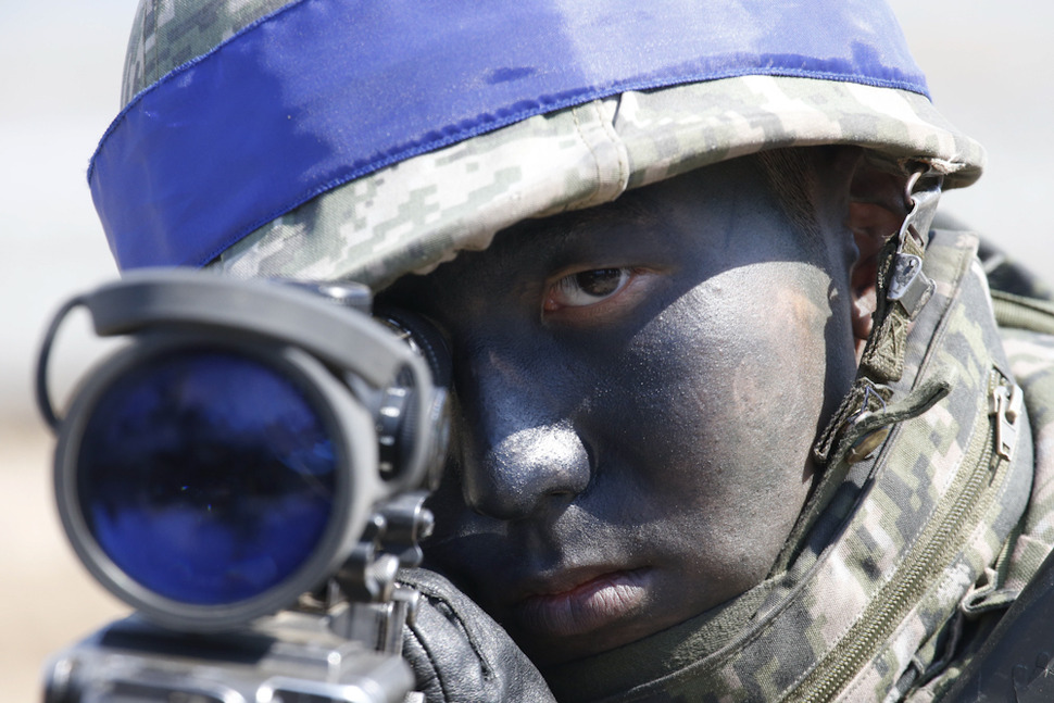 12일 오후 경북 포항시 송사면 조사리 해안 일대에서 열린 ‘한미 연합상륙훈련‘에서 해안에 도착한 연합군이 전방을 경계하고 있다. 이번 훈련에는 한.미 해병대과 유엔군사령부 소속 호주군과 뉴질랜드군도 훈련을 함께 했다. 포항/김봉규 선임기자 bong9@hani.co.kr