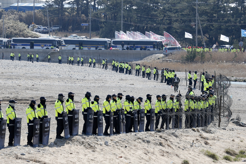 경찰이 12일 오후 경북 포항시 송사면 조사리 해안 일대에서 열린 ‘한미 연합상륙훈련‘을 반대하는 시위대가 접근하지 못하도록 늘어서 있다. 포항/김봉규 선임기자 bong9@hani.co.kr