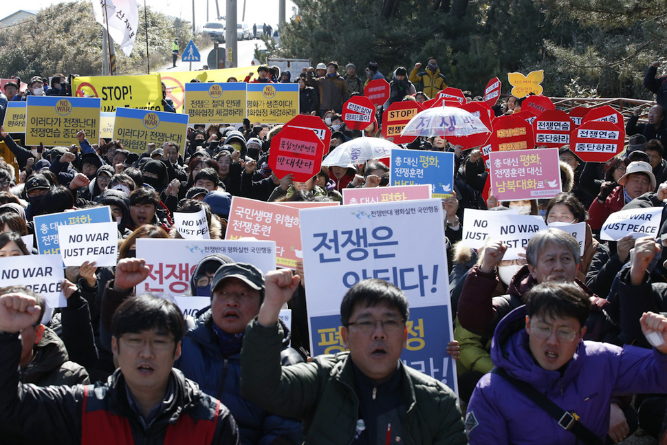 민주노총과 ‘평화와 통일을 여는 사람들’ 등 시민사회단체 회원들이 12일 오후 ‘한미 연합상륙훈련‘이 열린 경북 포항시 송라면 조사리 해안 일대에서 ‘한미 연합훈련 반대‘ 시위를 벌이고 있다. 포항/김봉규 선임기자 bong9@hani.co.kr