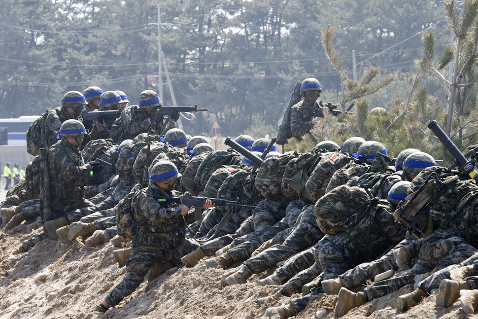 12일 오후 경북 포항시 송사면 조사리 해안 일대에서 열린 ‘한미 연합상륙훈련‘에서 연합군이 해안에 도착하고 있다. 이번 훈련에는 한.미 해병대과 유엔군사령부 소속 호주군 과 뉴질랜드군도 훈련을 함께 했다. 포항/김봉규 선임기자 bong9@hani.co.kr