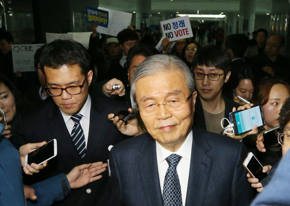 김종인 더불어민주당 비상대책위원회 대표가 13일 오후 국회 의원회관에서 더불어경제콘서트에 참석했다가 행사장을 나서자 공천에서 탈락한 정청래 의원 지지자들이 공천 재심을 요구하며 김 대표를 향해 팻말을 흔들고 있다. 이정우 선임기자 woo@hani.co.kr