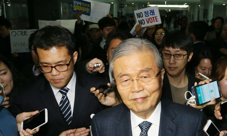 [포토] 정청래 의원 지지자들 김종인 대표에게 항의