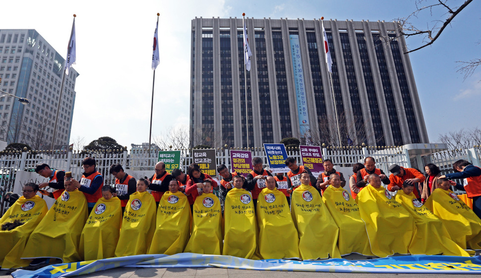 전국교직원노동조합 전임자들이 14일 오후 서울 세종로 정부서울청사 앞에서 정부의 법외노조 후속조치에 항의하며 삭발을 하고 있다. 이정용 선임기자 lee312@hani.co.kr