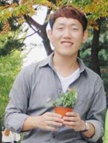 진일석씨는 지난해부터 자신이 속한 모임에서 나이, 학력, 출신 지역, 결혼 여부 등을 묻지 않는 모임 예절을 만들어 실천하고 있다.  진일석씨 제공