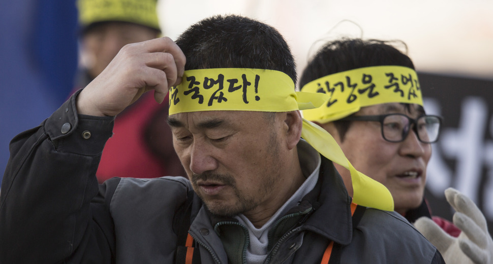 행주어촌계 어민들이 15일 오전 경기도 고양시 덕양구 행주나루터에서 한강 하류 어업활동에 피해를 끼치는 서울시 물재생센터의 기준 초과 방류수와 관련해 기자회견을 준비하던 중 답답하다는 듯 표정을 짓고 있다. 김성광 기자 flysg2@hani.co.kr