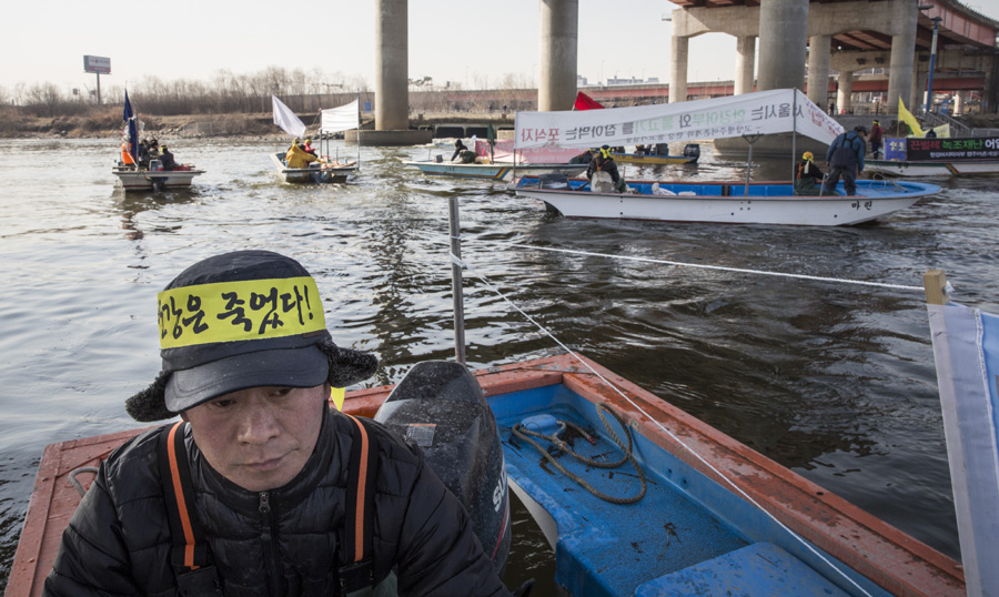 행주어촌계 어민 30여명이 15일 오전 서울 방화대교 남단의 서남물재생센터 방류구 앞에서 선상시위를 하고 있다. 어민들은 이날 ‘서울시 물재생센터의 기준 초과 방류수가 한강 하류 어업 활동에 피해를 끼쳤다’는 내용의 펼침막을 내건 배 11척을 나눠 타고 경기도 고양시 덕양구 행주나루터부터 서울 서강대교 인근 119 여의도수난구조대까지 12㎞ 구간에서 시위를 벌였다. 김성광 기자 flysg2@hani.co.kr