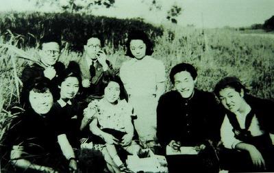 30년대 일본 문화학원 유학 시절의 김병기와 이중섭. 뒷줄 맨 왼쪽이 김병기, 앞줄 오른쪽 둘째가 이중섭이다.