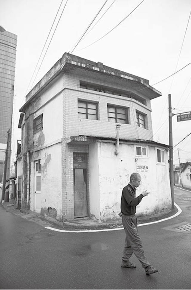 반백년 살아온 시점에서 보면 나를 있게 한 모태여서 그런지 개발로 사라져가는 것에 아쉬움이 남는 것은 어쩔 수 없지만 그곳 사람들에겐 환영받는 일이었으면 좋겠다. 대전 신암동에서. 여성욱/대전 유성구 전민동