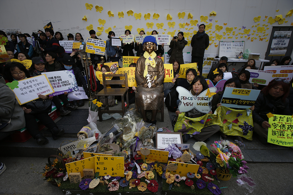 제1222차 일본군 위안부 문제해결을 위한 수요시위가 열린 16일 낮 서울 중학동 주한일본대사관 앞에서 시민들이 일본의 사죄와 평화를 염원하며 만들어온 손팻말을 들고 있다. 이정아 기자 leej@hani.co.kr