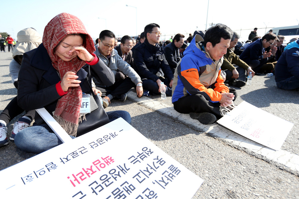 개성공단입주기업 비상대책위원회 회원들이 16일 오후 경기 파주 통일대교 남단에서 희망시 낭독을 듣고 있다. 파주/김태형 기자 xogud555@hani.co.kr