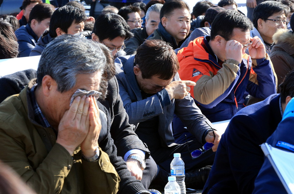 개성공단입주기업 비상대책위원회 회원들이 16일 오후 정부에 개성공단 폐쇄로 인한 피해 보상과 개성공단 재가동을 촉구하며, 경기 파주 임진각 망배단에서 통일대교 남단까지 행진한 뒤 묵념 중 희망시가 낭독되는 동안 눈물을 훔치고 있다. 파주/김태형 기자 xogud555@hani.co.kr