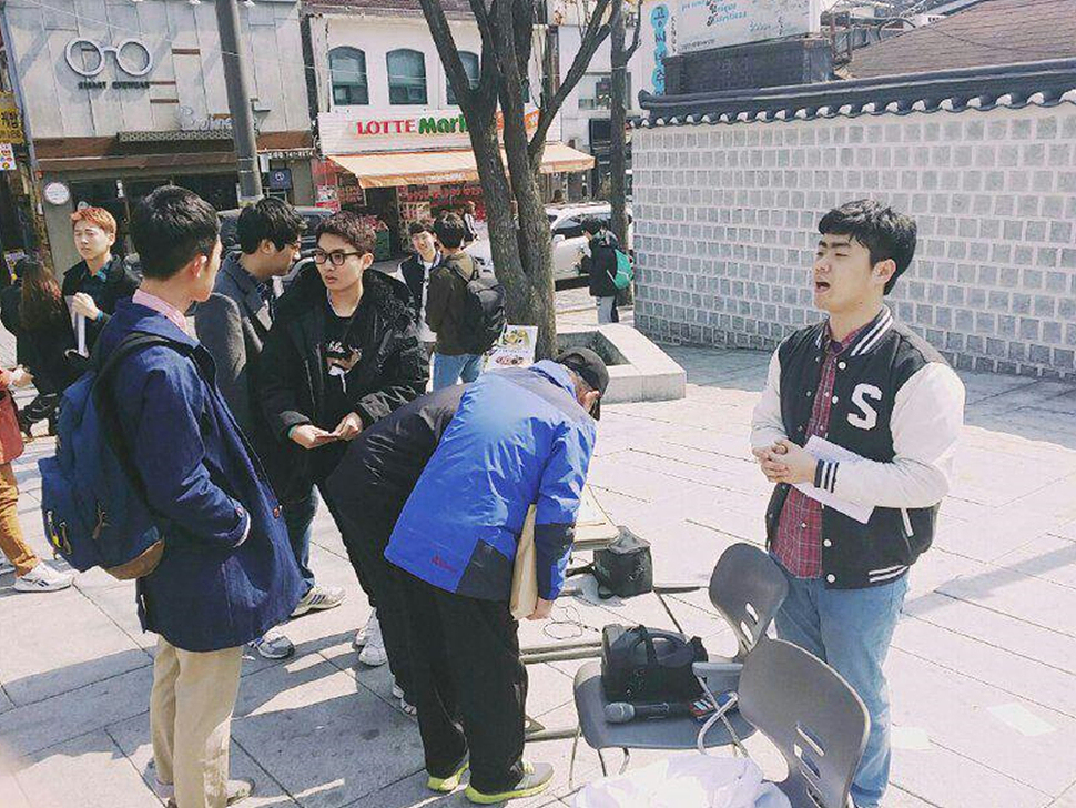 16일 오후 성균관대에서 학생들이 ‘일본군 위안부 문제 해결을 위한 평화나비 캠페인‘을 열고 있다. 한일 일본군 ‘위안부’ 합의 무효를 위한 대학생 대책위원회 제공