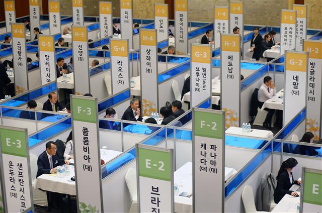  기업인들이 17일 서울 중구 롯데호텔에서 열린 ‘2016 재외공관장-기업인, 1 대 1 상담회’에서 재외공관장들과 상담을 하고 있다.   연합뉴스