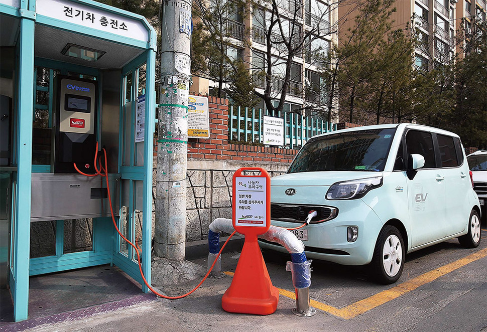 서울시와 케이티(KT)링커스, 한카 공동으로 지난해 2월 시범 서비스를 개시한 공중전화부스에 설치된 전기차 충전기.  자료사진