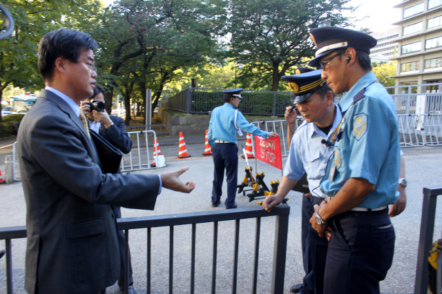 2012년 8월23일 일본 노다 요시히코 총리의 서한을 되돌려주기 위해 외무성에 들어가려던 주일한국대사관 김기홍 참사관이 경비원의 제지를 받고 있다. 김 참사관은 외교관 신분증을 보여줬는데도 안으로 들어가지 못했다.   연합뉴스