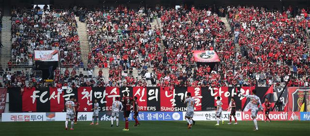 20일 오후 서울월드컵경기장에서 열린 FC서울과 상주 상무의 2016 K리그 클래식 2라운드 경기에 2만5950명의 팬들이 들어차 열띤 응원을 하고 있다.  연합뉴스