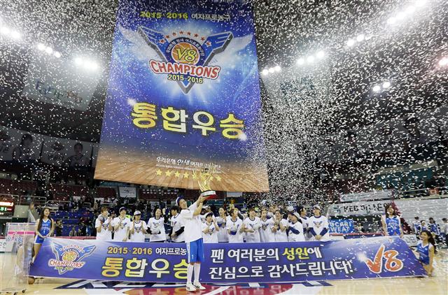 우리은행 선수들이 20일 부천체육관에서 열린 2015~2016 여자프로농구 챔피언결정전 3차전에서 케이이비(KEB)하나은행을 누르고 3연승을 거둔 뒤 우승트로피를 들고 기뻐하고 있다. 부천/연합뉴스