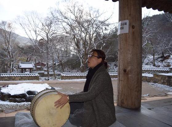 지리산 자락 구례 천은사에서 염경애 명창이 성긴 눈발을 뚫고 ‘통성’으로 강산제 판소리 심청가를 부르고 있다.