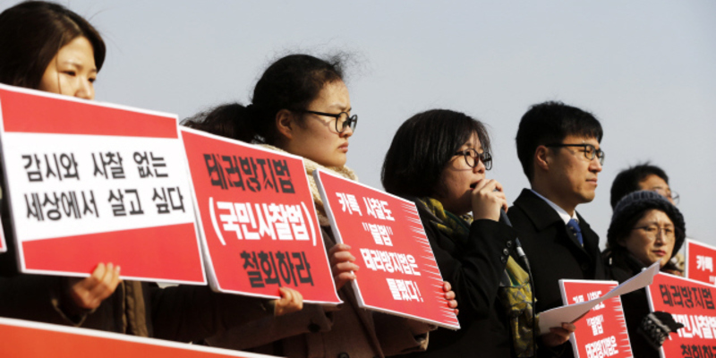 테러방지법과 사이버테러방지법은 ‘데칼코마니’다. 국가정보원의 권한을 강화하면서도 통제는 불가능하게 한다. 한겨레 김명진 기자