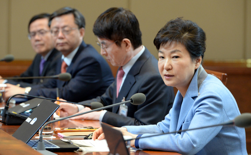 박근혜 대통령이 21일 대통령주재 수석비서관회의에서 모두발언을 하고있다. 청와대사진기자단