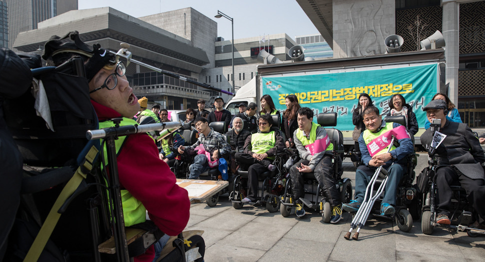 장애인권리보장법제정연대가 21일 오전 서울 광화문광장에서 장애인권리보장법 제정을 촉구하며 전국순회투쟁단 ‘차차차’출정 기자회견을 열어 정명호씨가 투쟁발언을 하고 있다. 김성광 기자 flysg2@hani.co.kr