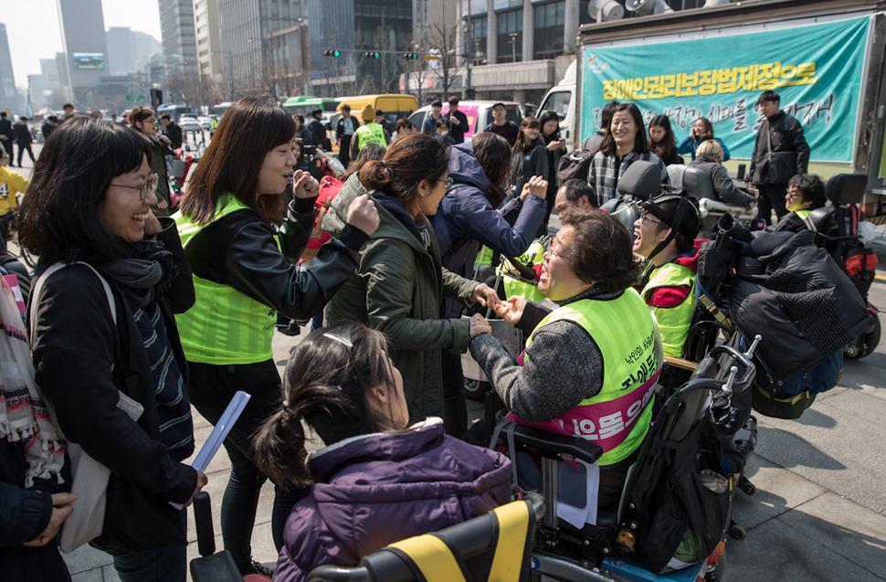 장애인권리보장법제정연대 회원들이 21일 오전 서울 광화문광장에서 장애인권리보장법 제정을 촉구하며 전국순회투쟁단 ‘차차차’ 출정 기자회견을 열어 전국순회투쟁에 나서는 장애인들을 응원하고 있다. 김성광 기자 flysg2@hani.co.kr