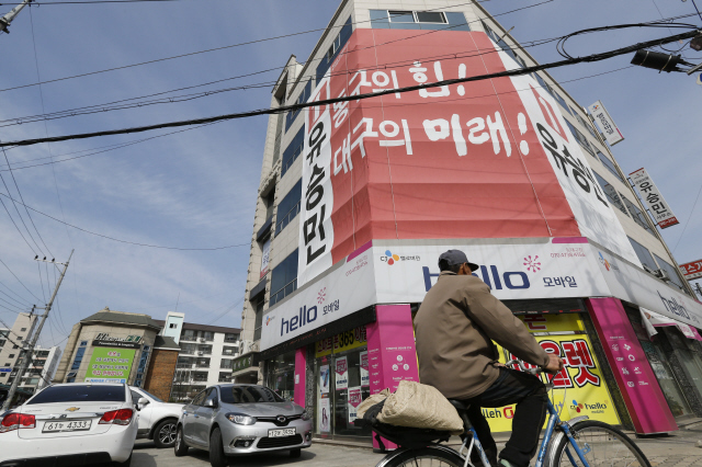 4·13 총선 후보 등록을 이틀 앞둔 22일 오후 대구 동구 화랑로에 자리잡은 유승민 새누리당 의원의 사무소 앞을 한 지역 유권자가 지나가고 있다. 유 의원은 일주일째 모습을 드러내지 않고 있다. 대구/김봉규 선임기자 <A href="mailto:bong9@hani.co.kr">bong9@hani.co.kr</A>