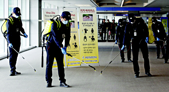 방역 전문요원들이 인천 중구 운서동 인천국제공항 터미널 시설에 소독액을 뿌리며 바이러스 확산을 막기 위한 방역 작업을 벌이고 있다.   인천공항/이정아 기자 leej@hani.co.kr