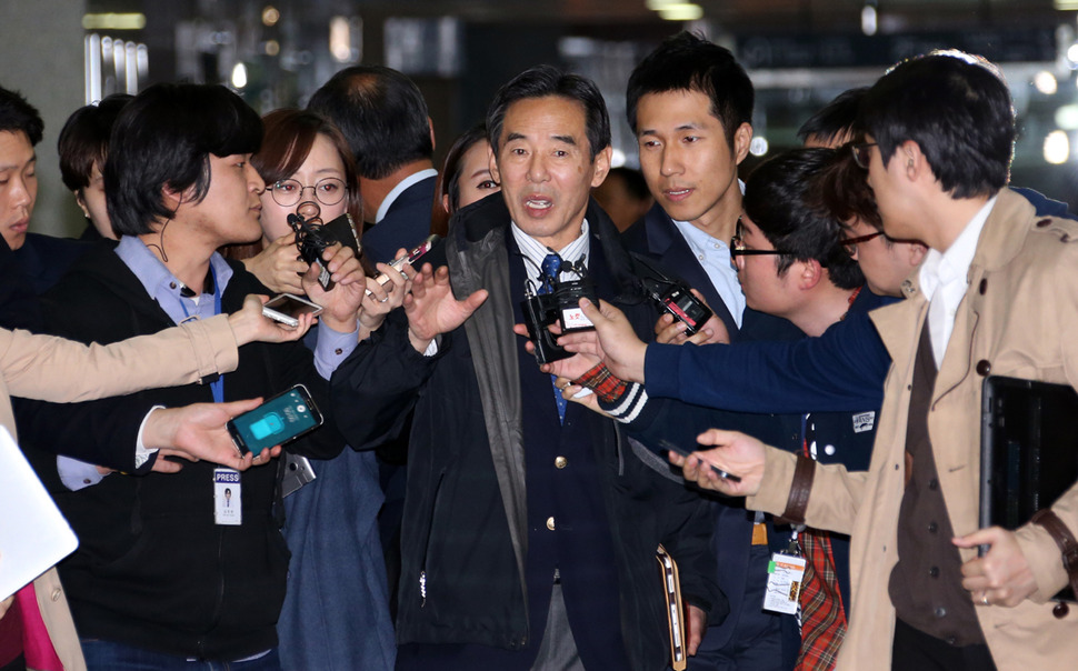 더불어민주당 홍창선 공관위원장이 21일 밤 국회 의원회관에서 열린 더민주 중앙위원회에 입장하고 있다. 연합뉴스