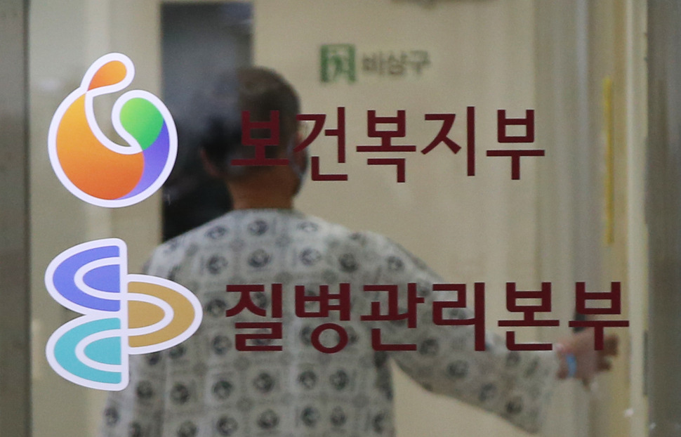 한국 첫 지카 바이러스 감염증 양성 판정자가 나온 22일 오후 확진자가 입원한 광주 전남대병원 국가입원처리병상에서 한 환자가 이동하고 있다. 연합뉴스