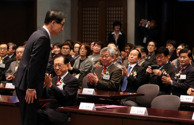 23일 오전 서울 중구 프레스센터에서 열린 국사편찬위원회 창립 70년 기념식에서 이준식 사회부총리 겸 교육부 장관이 축사를 마친 뒤 내빈에게 인사하고 있다. 김정배 국사편찬위원장(왼쪽 둘째) 뒤로는 지난 18일 제18대 국사편찬위원으로 위촉된 이재범 경기대 교수가 참석해 박수치고 있다. 국편은 지난해 10월 17대 편찬위원 임기가 끝난 이후 5개월여간 18대 신임 위원 위촉을 미뤄왔다. 신소영 기자 viator@hani.co.kr