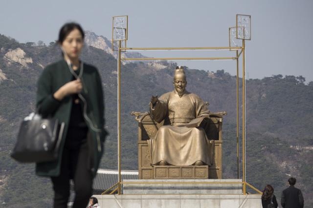 프랑스와의 수교 130주년을 기념해 프랑스 예술가 장샤를 드 카스텔바자크가 제작한 ‘킹 오브 사인스’(King of Signs)가 24일 오후 서울 종로구 광화문광장 세종대왕 동상에 설치돼 있다. ‘세종대왕에 경의를 표하며’가 부제인 이 작품은 특수 조명이 설치된 금빛 육면체 구조물이 세종대왕 동상을 비추면서 공중에 부상한 듯한 세종대왕의 이미지를 구현한다.  김성광 기자 flysg2@hani.co.kr