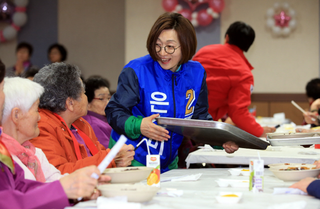 은수미 더불어민주당 후보가 23일 낮 금광2동 주민센터에서 열린 관내 어르신 짜장면 대접 행사에서 음식을 나르고 있다. 성남/김태형 기자