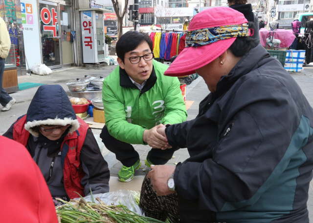 정환석 국민의당 후보가 23일 오후 은행동 은행시장에서 상인들과 악수를 나누고 있다. 성남/김태형 기자