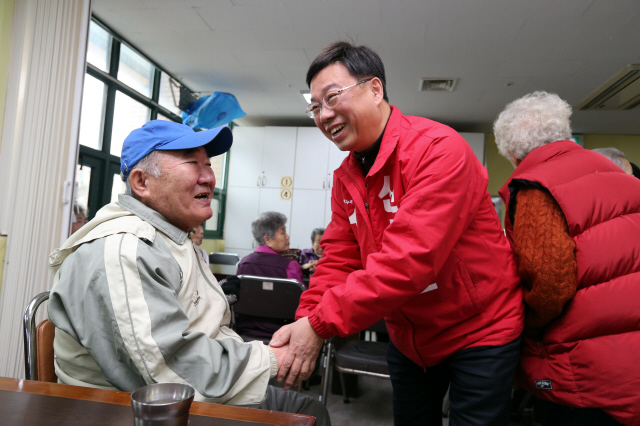 신상진 새누리당 후보가 23일 오전 상대원2동 제2복지회관에서 주민들과 인사하고 있다. 성남/김태형 기자 xogud555@hani.co.kr