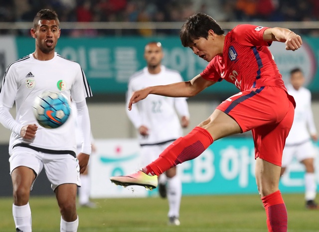 올림픽축구대표팀의 권창훈이 25일 이천종합운동장에서 열린 알제리와의 평가전에서 강력한 왼발 슈팅을 하고 있다. 권창훈은 1골 1도움으로 올림픽팀의 핵심 구실을 했다.   이천/연합뉴스  