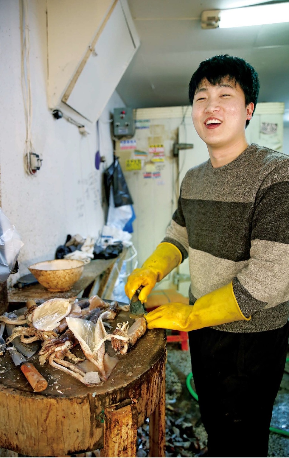 신원시장에서 가장 젊은 이승규씨가 손님들과 얘기를 나누며 생선을 손질하고 있다. 장철규 기자 chang21@hani.co.kr