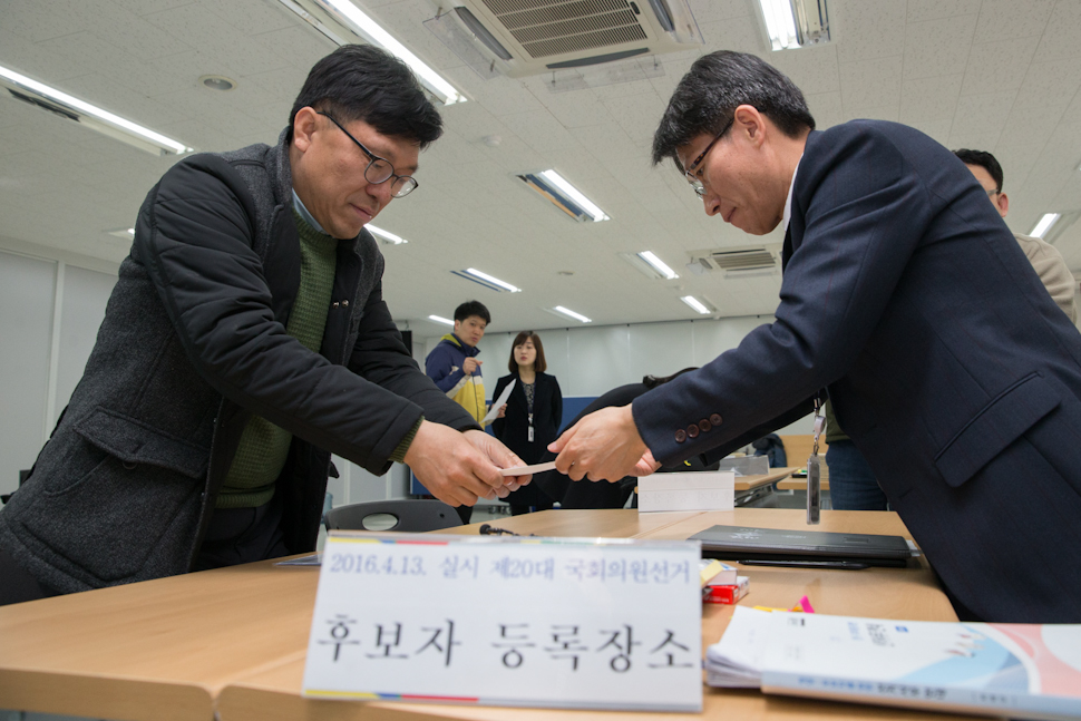 하승수 녹색당 대표(왼쪽)가 24일 오전 서울 창경궁로 종로구선관위에서 후보등록서류를 제출하고 있다. 김성광 기자 flysg2@hani.co.kr