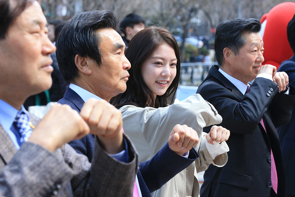 24일 오전 서울 청계천 광통교에서 열린 제6회 결핵 예방의 날 ‘빨간 신발끈 캠페인’ 행사에서 대한결핵협회 홍보대사로 위촉된 배우 공승연씨와 경만호 대한결핵협회 회장(맨 오른쪽) 등이 결핵 예방을 위한 기침 시 입가리기 춤을 추고 있다. 김태형 기자 xogud555@hani.co.kr