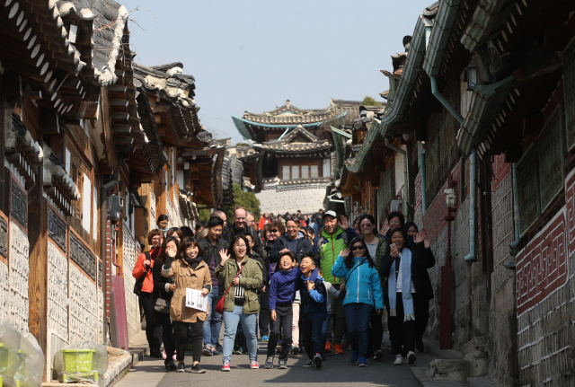 25일 오전 서울 종로구 북촌 한옥마을에서 노르웨이 입양 동포 및 가족들이 한옥마을을 둘러보며 환하게 웃고 있다. 종로구청과 홀트아동복지회의 협약을 통해 2009년부터 프랑스, 미국, 노르웨이 등의 해외입양가족 600여명이 종로를 방문해 다양한 문화체험을 했다. 이번 행사에는 노르웨이 입양 동포 17가족, 72명이 참가했다.  신소영 기자 viator@hani.co.kr