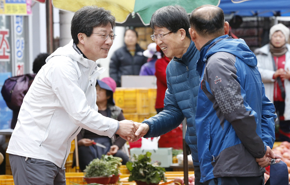 유승민 의원(대구 동을)이 25일 오전 대구 불로전통시장을 찾아 시민들과 인사하고 있다. 대구/김봉규 선임기자 bong9@hani.co.kr