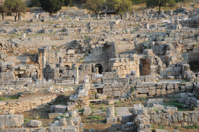 고대 그리스 도시 코린토스의 아고라 중앙광장의 유적지. 코린토스는 고대 그리스 철기 문명 시대에 가장 번성했던 도시였다.