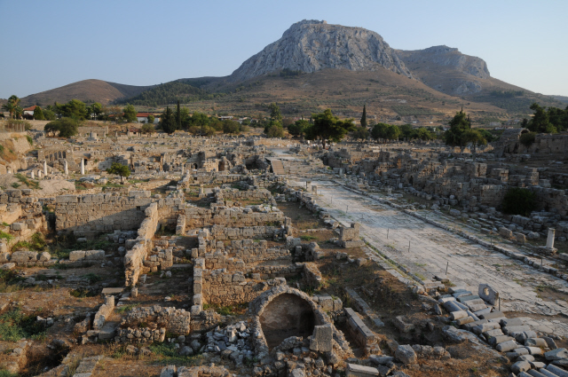 지협이 있어서 동과 서 양방향 항해가 가능했던 고대 그리스 도시 코린토스의 모습. 코린토스는 참주정이 시작된 곳으로, 사진에 나타난 길은 코린토스에서 외항인 레카이온으로 통하는 길의 모습이다.   유재원 교수 제공