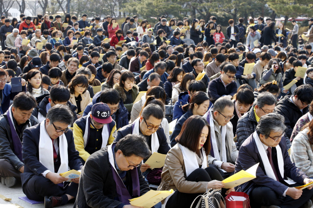 부활절인 27일 오후 서울 광화문 시민열린마당에서 기독교신자들과 시민들이 ‘고난받는 이들과 함께하는 2016년 부활절 연합예배’를 올리고 있다. 김봉규 선임기자 bong9@hani.co.kr