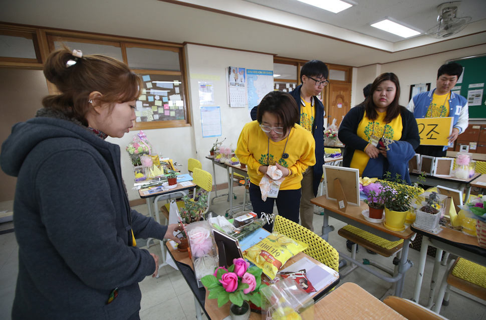 27일 오후 경기 안산 단원고에서 ‘416대학생 새로배움터‘에 참가한 대학생과 세월호 참사로 희생된 단원고 학생의 가족들이 함께 교실을 둘러보고 있다. 안산/신소영 기자 viator@hani.co.kr