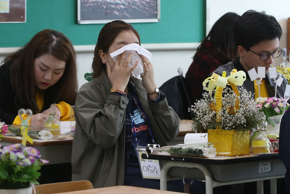 27일 오후 경기 안산 단원고에서 ‘416대학생 새로배움터‘에 참가한 대학생과 세월호 참사로 희생된 단원고 학생의 가족들이 함께 교실을 둘러보고 있다. 안산/신소영 기자 viator@hani.co.kr