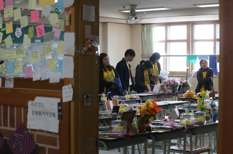 27일 오후 경기 안산 단원고에서 ‘416대학생 새로배움터‘에 참가한 대학생과 세월호 참사로 희생된 단원고 학생의 가족들이 함께 교실을 둘러보고 있다. 안산/신소영 기자 viator@hani.co.kr