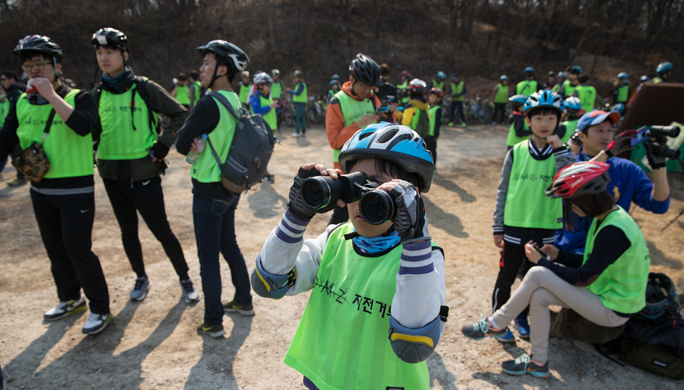 ‘비무장지대(DMZ) 자전거 투어‘가 27일 오후 경기 파주 임진각에서 열려 행사에 참가한 한 어린이가 쉬는시간을 이용해 망원경으로 초평도와 북한지역을 바라보고 있다. 파주/김성광 기자 flysg2@hani.co.kr